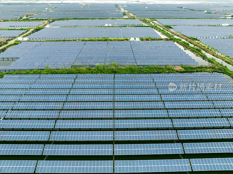 水上太阳能电池板的鸟瞰图