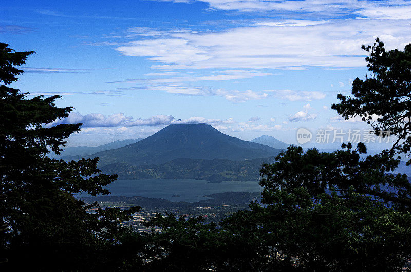 圣维森特火山和伊洛潘戈湖