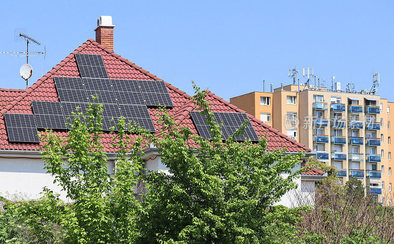 屋顶上的太阳能板