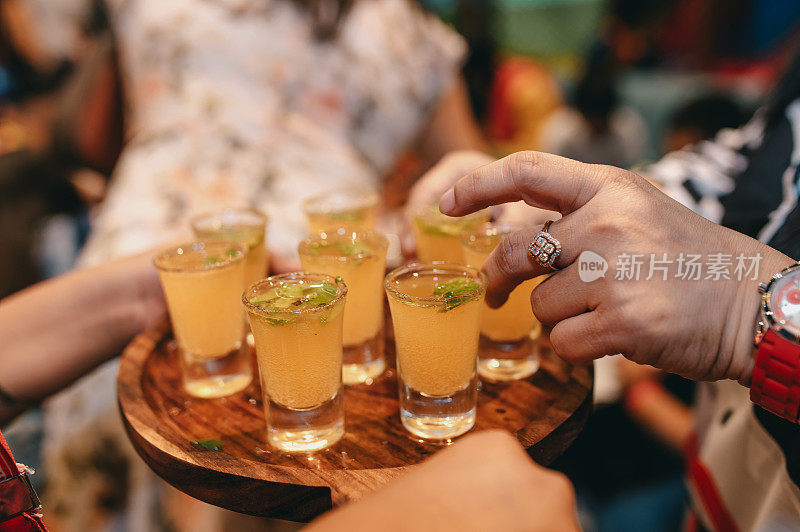 一些女性手上戴着橙汁杯