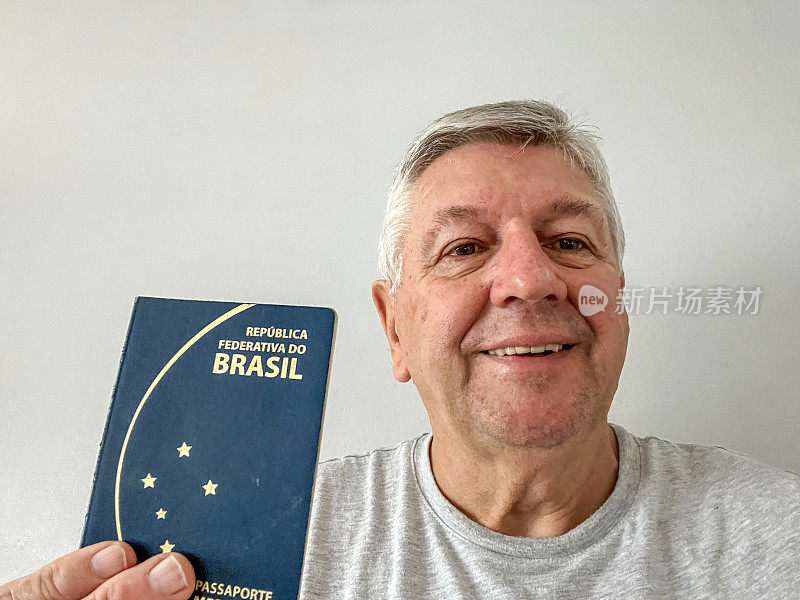 持有巴西护照的老人