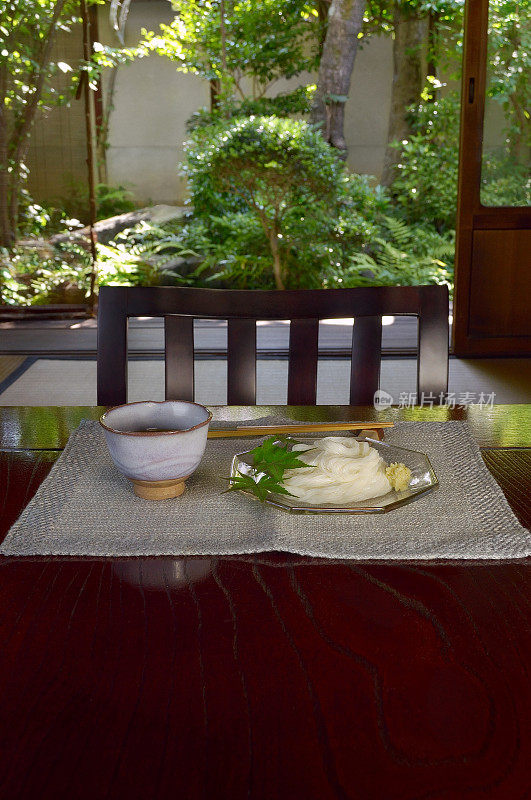 日本传统房间里的苏门菜