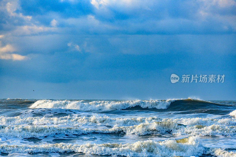 瓦登海区特塞尔岛海滩上的海浪