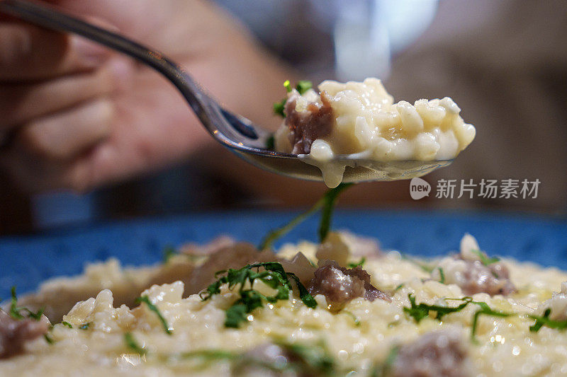 一盘意大利烩饭准备吃了