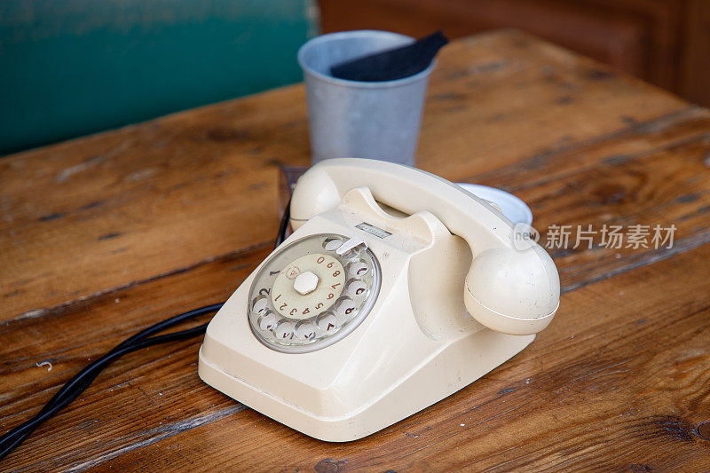 旧拨号电话米色复古古风木桌电话