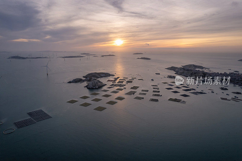 在日出的时候，海上的水产养殖场重新进入阳光下