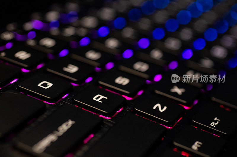 时髦的QWERTY键盘上的按键特写