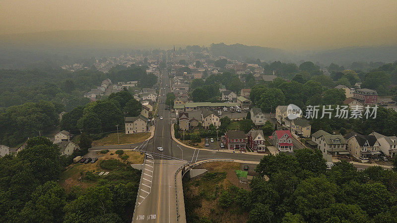 在宾夕法尼亚州波科诺斯的阿巴拉契亚山脉，令人难以忘怀的高速公路和吉姆索普的城镇景观被黄色的烟雾笼罩。