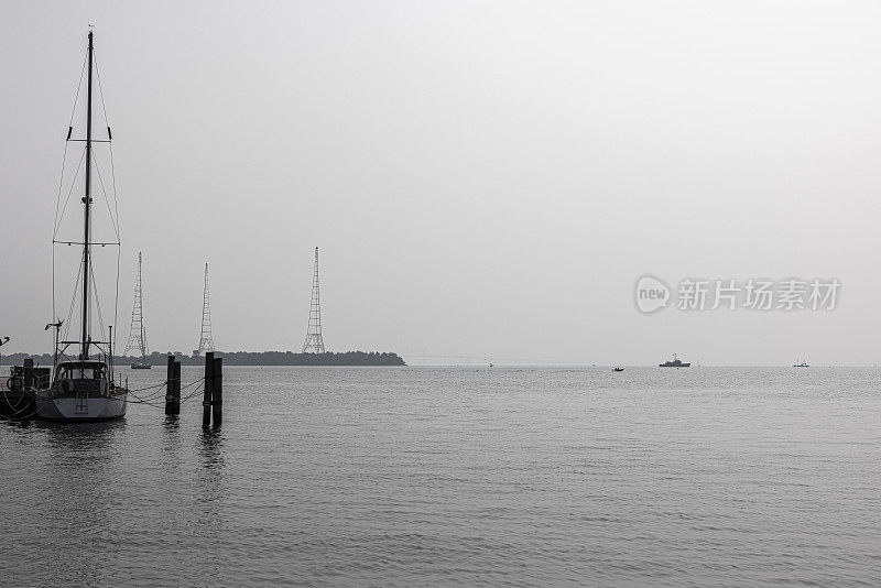 河流和码头上空被污染的天空。马里兰州安纳波利斯，附近山火过后，烟雾笼罩下的塞文河