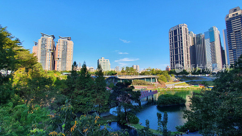 台湾台中市枫园公园的建筑设计，以绿树、鲜花、柔和的阳光构成美丽的自然景观。舒适放松的下午，广场，散步，湖泊