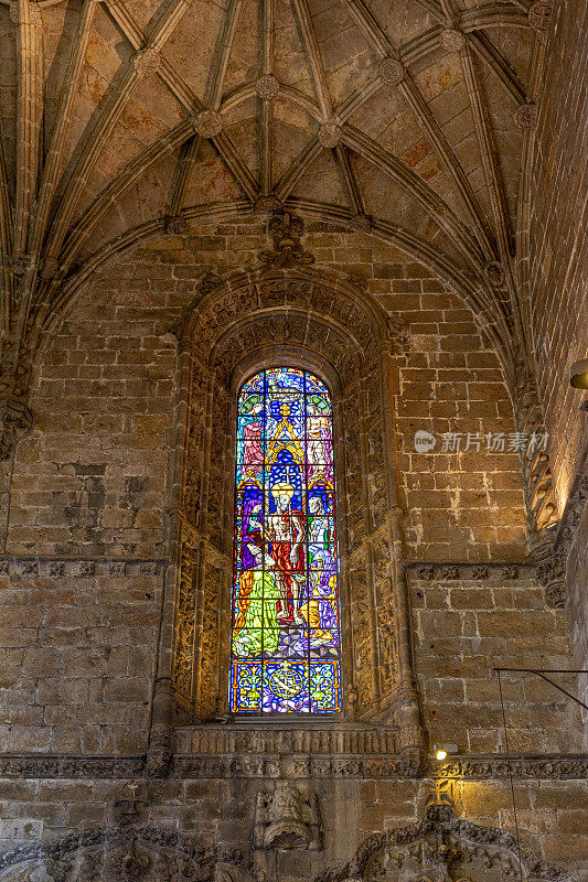 里斯本Jerónimos教堂内一面墙上的彩色玻璃。
