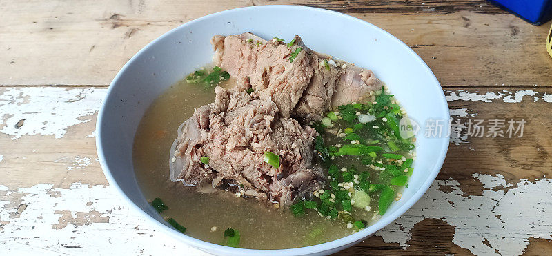 浓烈而辛辣的猪脊骨汤，产自泰国。