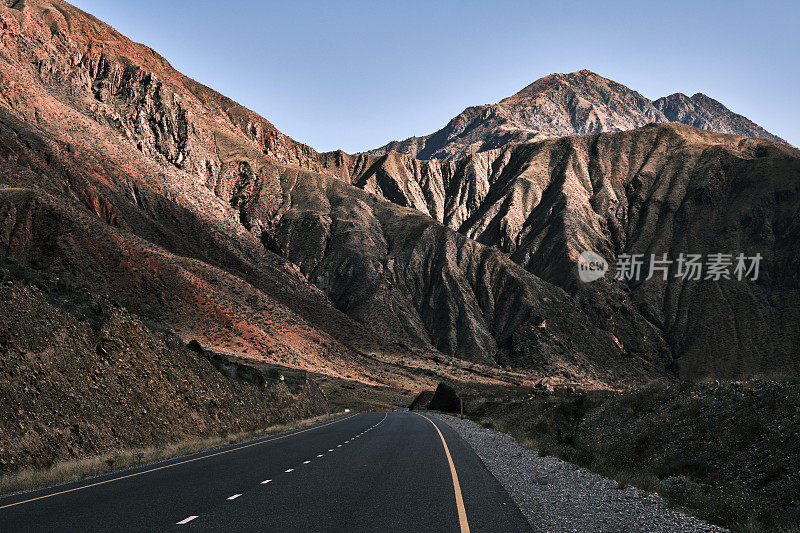 空旷蜿蜒的山路穿过山脊