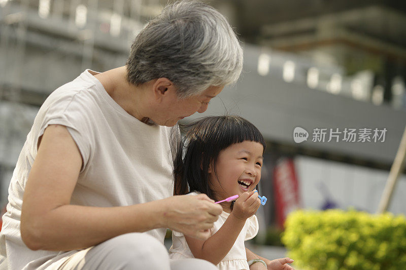 与亚洲祖母和孙子孙女在户外的美好时光