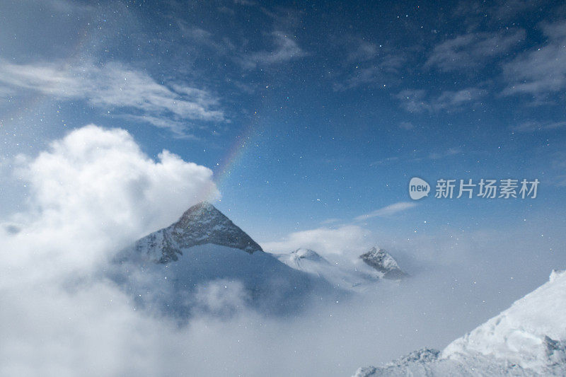 高山上的神奇天气有太阳、蓝天、云彩、雪、雪晶和彩虹。腹地冰川-奥地利