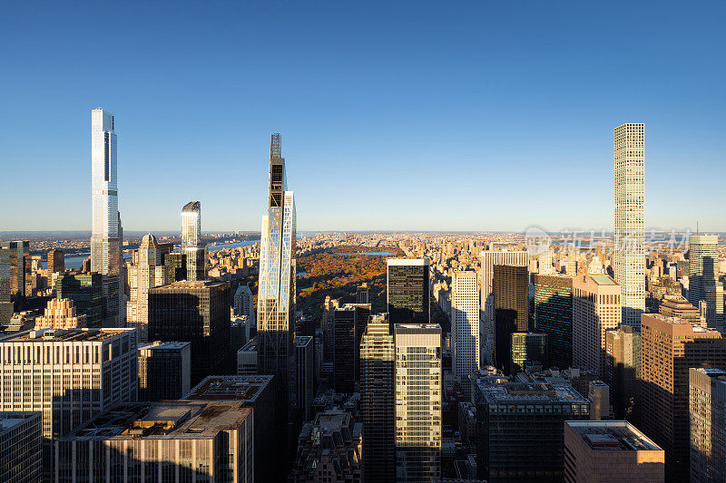 鸟瞰曼哈顿中城的亿万富翁排超高层摩天大楼。纽约市