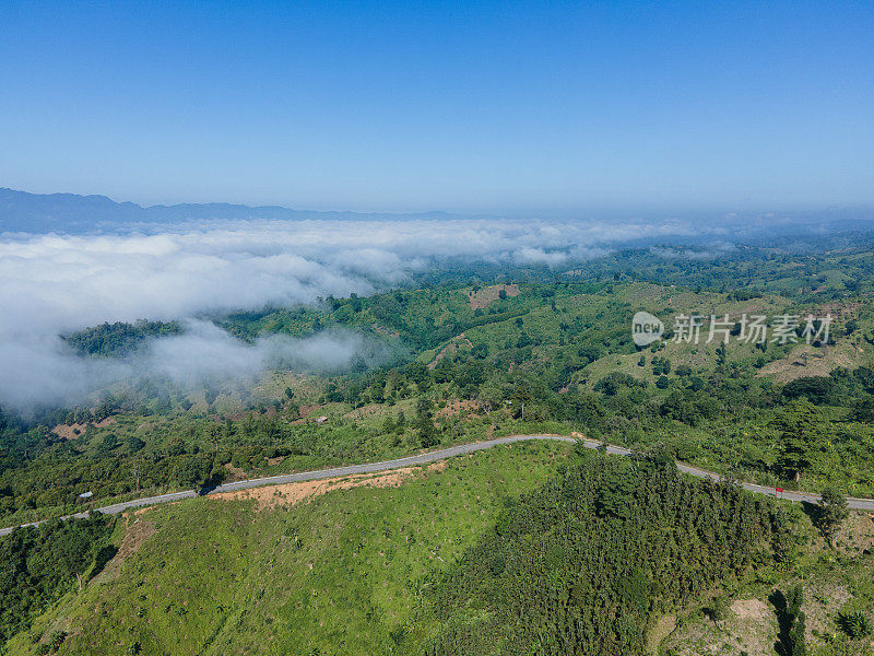 无人机拍摄的孟加拉国班达尔班。鸟瞰山坡上蜿蜒的道路。山桥路上的云景