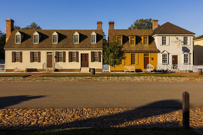 阳光充足的铺路石街道与殖民地排屋在弗吉尼亚州威廉斯堡殖民地