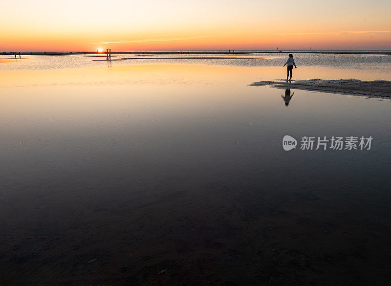 宁静的地平线:日落宁静在怀尔德伍德，新泽西州