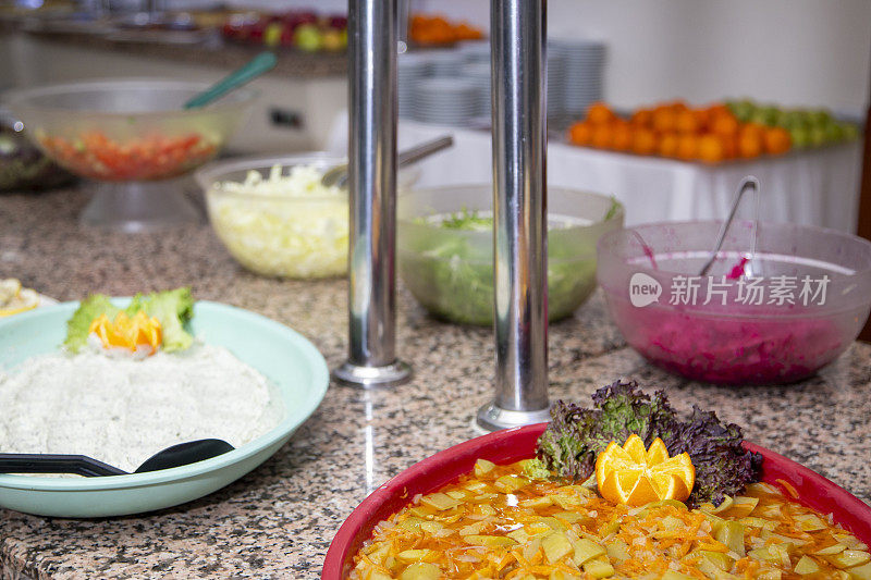 在豪华餐厅提供自助餐。