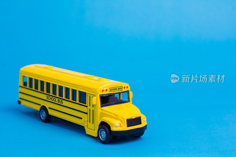 蓝色背景的学生穿梭巴士