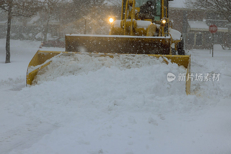 在大雪期间，铲雪车将积雪从停车场移走