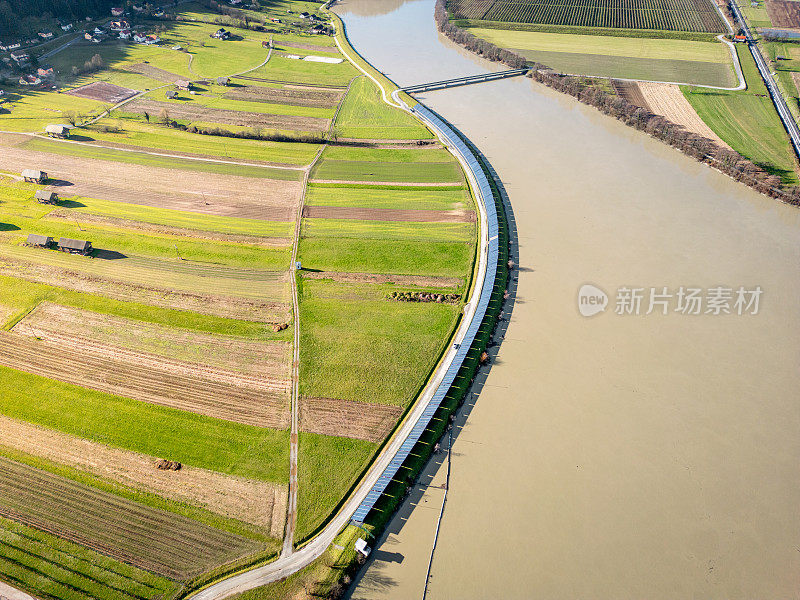 光伏电站沿河岸安装，俯视图