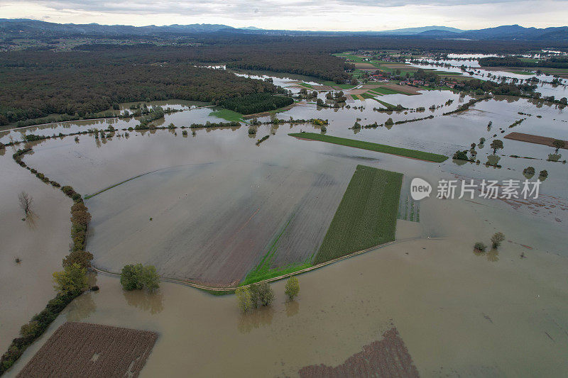 航拍:在充足的季节性降雨后，耕地发生严重洪水