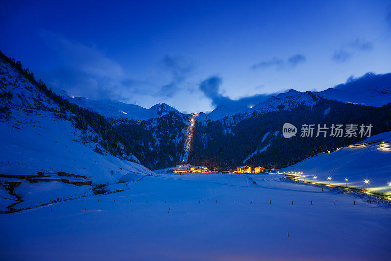 夜间的冬季滑雪胜地Hintertux，奥地利蒂罗尔