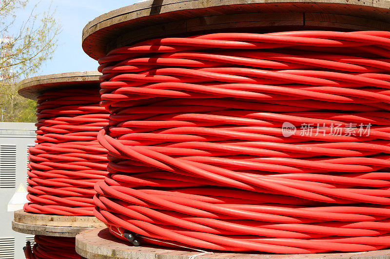高压电缆的红色卷筒，用于从发电厂输送电力