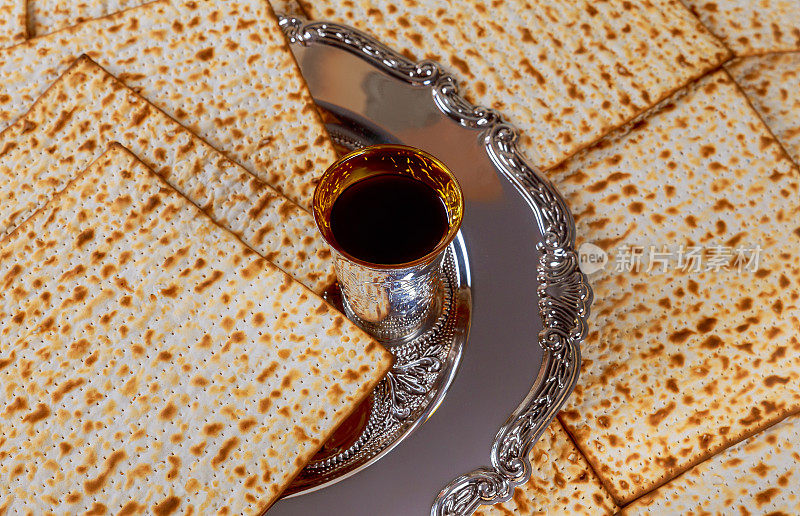 犹太家庭精心准备逾越节的庆祝活动与红色的犹太酒和无酵饼