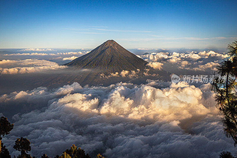 危地马拉安提瓜的阿瓜火山。