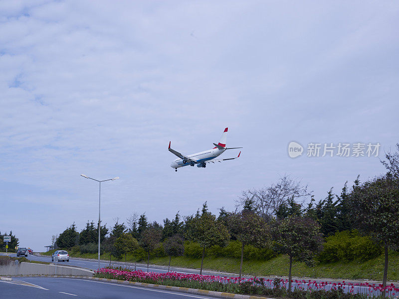 客机降落在高速公路边上的机场。没有人。