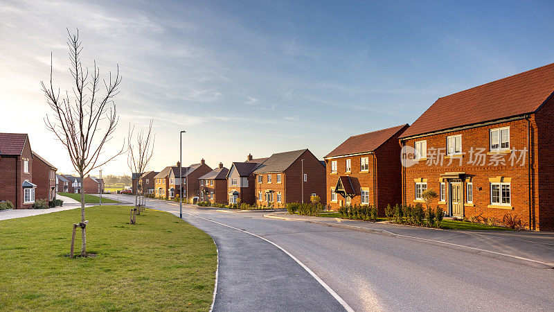 英国的新住宅区，日落时用典型的红砖建造的房屋