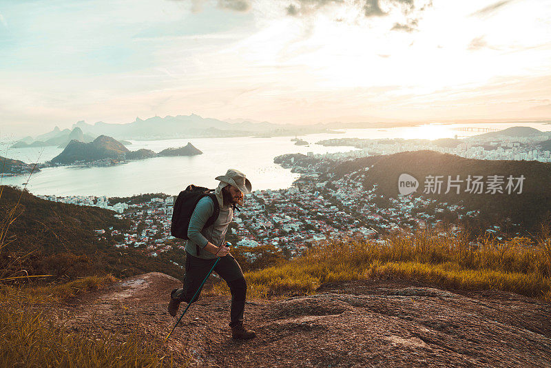 英俊的年轻人徒步旅行