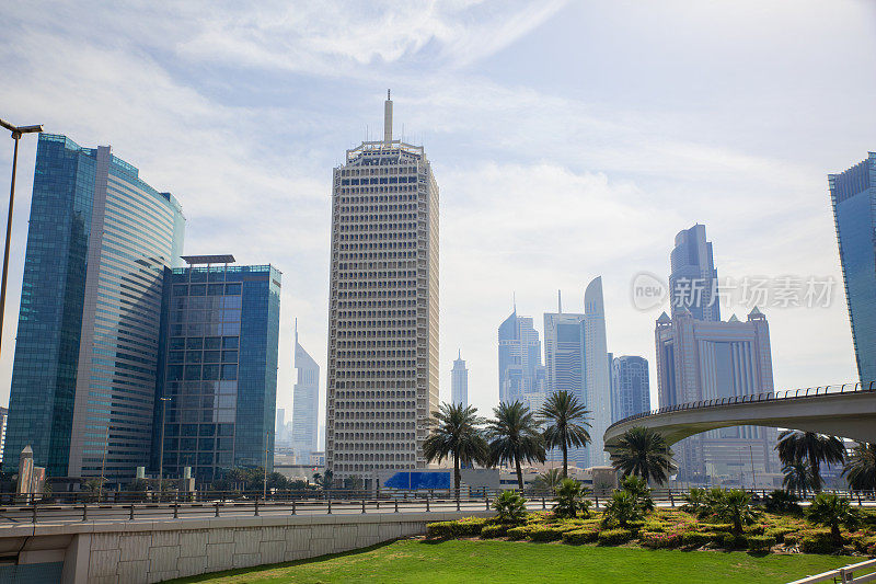 迪拜市中心的天际线上有摩天大楼和塔楼