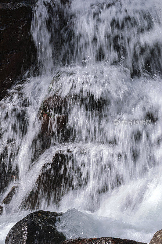 水从溪岩上倾泻而下