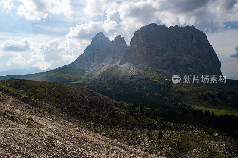 意大利白云岩的夏季景观:萨索伦戈