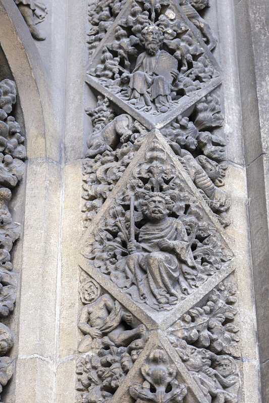 圣玛丽雷德克里夫教堂的中世纪石雕细节