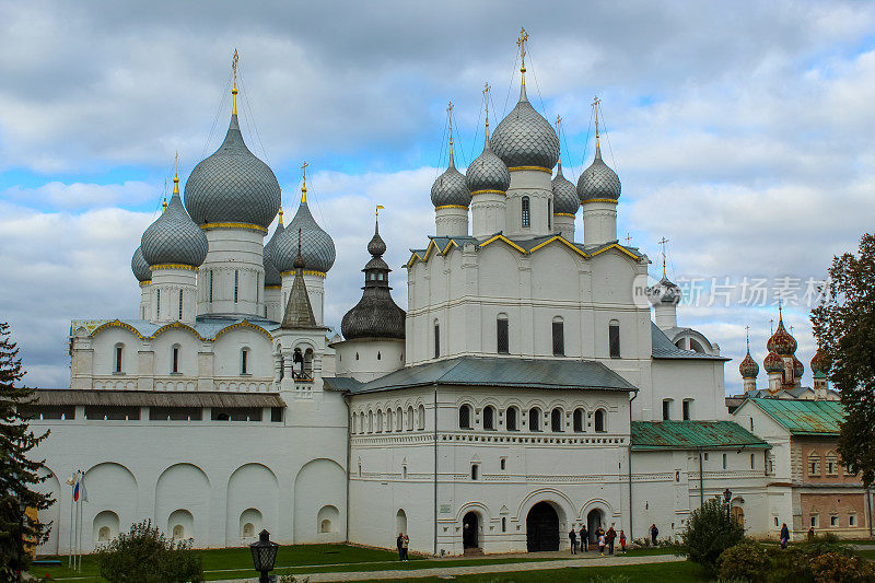 俄罗斯圣母升天大教堂和复活教堂的景色