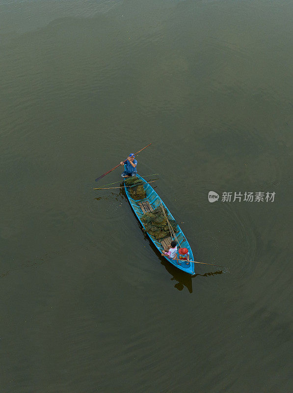 一天下午，越南农民在金茂省的一条小运河上撒网捕鱼