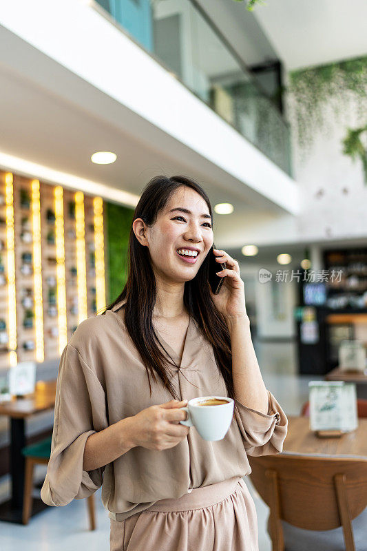 女商人使用手机