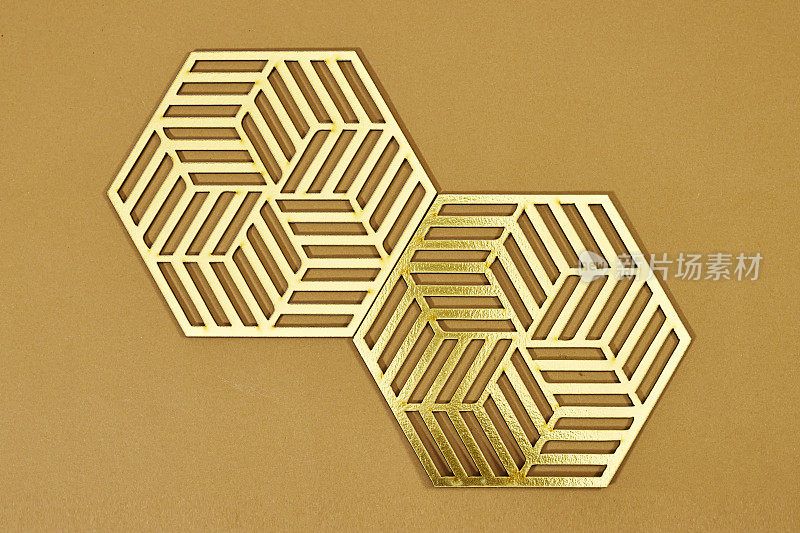 金色形状的六边形格子瓷砖豪华装饰室内金色的木质蜂窝，六边形，抽象的金属背景