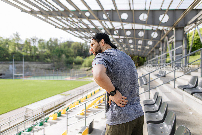 背部疼痛紧张:运动员在训练中保持下背部剧烈疼痛