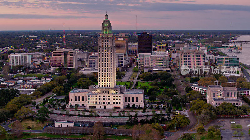 航拍路易斯安那州议会大厦和路易斯安那州巴吞鲁日市中心