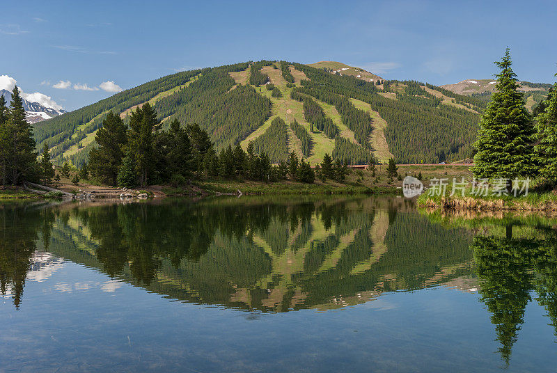 反射在山池塘与铜山滑雪区