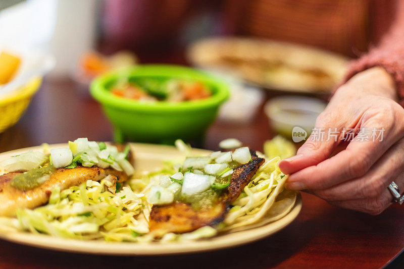 传统墨西哥餐厅鱼玉米卷和莎莎酱与配料番茄莎莎酱玉米片酱照片系列