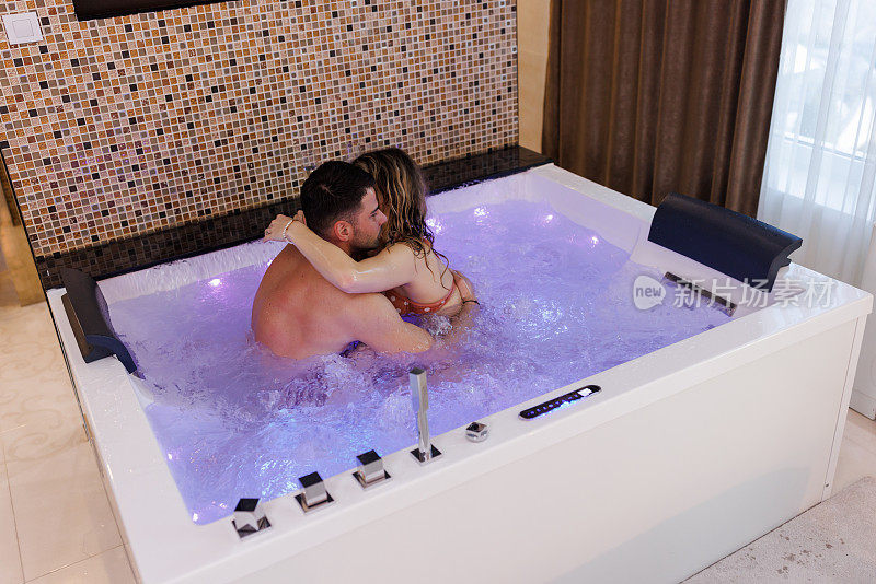 年轻情侣在热水浴缸里分享爱和温柔