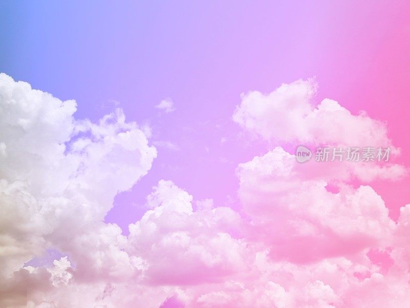 美丽甜美，粉彩，紫色，粉红色，彩色的蓬松的云在天空。多色彩虹图像。抽象幻想成长之光