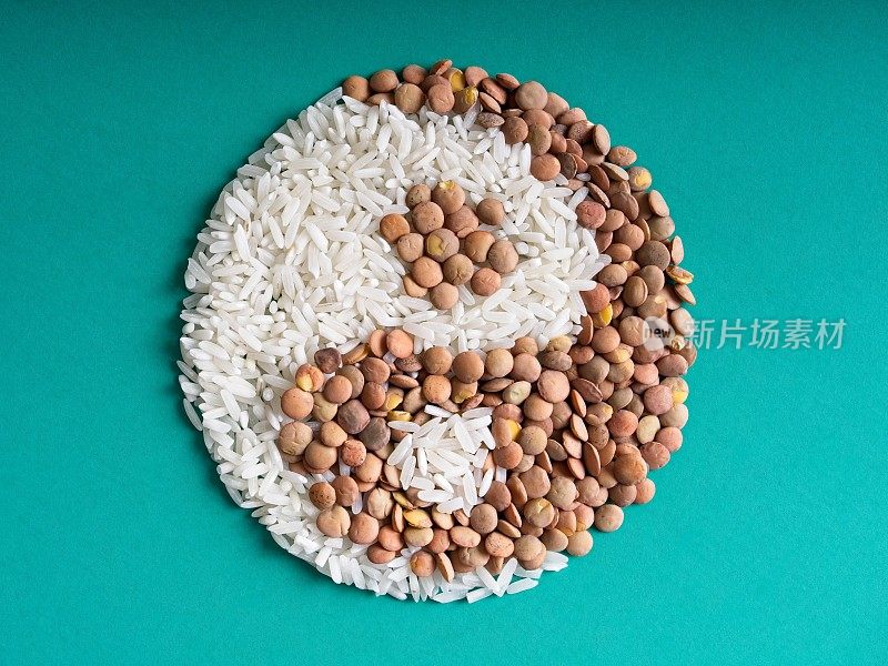 谷物、大米和扁豆的阴阳力量结合在一起形成一个符号